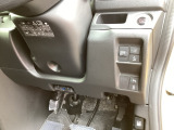 左側に高速で便利なETCがあり、横滑りを防ぐVSAなどのスイッチは、運転席の右側、手の届きやすい位置にあります。