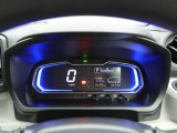 【自発光式デジタルメーター】スピードメーターはデジタル表示です。また、燃費のいい運転をすると、イルミネーションがブルーからグリーンへ。グリーンの状態を長く保つだけで上手にエコドライブができます。
