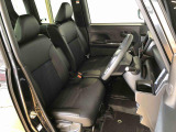運転席の座面高さを調整できるシートリフターが付いています。フロントシートはベンチシートを採用で、座面も広く使い勝手もいいですよ♪