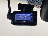 ドライブレコーダー(社外品)が前方の監視をしてくれます。衝突や急ブレーキなどを感知した場合に、記録された動画が万が一の際に直前の状況を把握する手助けとなります。