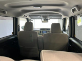 車内は明るくて見通しが良く、初めての方でも運転しやすい印象です。天井が高く圧迫感がないので、お出かけも快適に過ごせます。
