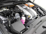 2AR-FSE型 2.5L 直列4気筒 DOHCエンジンと1KM型交流同期電動機のハイブリッドシステム搭載、駆動方式はFRです。