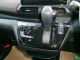 操作しやすいシフトレバーとタッチ式エアコンパネルで運転も楽々です。
