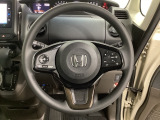 ハンドルにHondaセンシング系のクルーズコントロールやレーンキープアシストなどのスイッチと、オーディオの操作スイッチが装備されています。ハンドルから手を離さず安全に操作できます。
