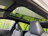【ガラスルーフ】ガラスルーフ搭載で車内の解放感が一気にアップ!開放的なドライブをお楽しみいただけます。
