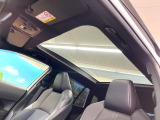 【サンルーフ】開放感たっぷりの希少装備、サンルーフが装着されています!車内に明かりを取り入れたり景色を楽しむ以外にも、車内の空気も簡単に換気できて快適です!