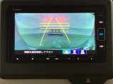 バックでの車庫入れも安心です! リアカメラが付いているバックモニター付のナビを装備しております。操作線もついており距離感も画面から確認できます。