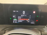 視認性に優れたメーターを採用しており、走行中でも車速や情報が分かりやすく表示されます。運転時の視線移動をむりのない範囲に抑え、快適で安心感のあるドライブをサポートします。