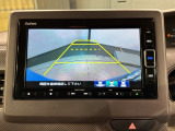 リバースギアに入れるだけで後方の表示へ切り替わります。夜間や雨の日の駐車も楽になりますよ。