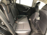 【後部座席】も当然、綺麗・清潔に仕上げております。内装の綺麗なお車は気持ちが良いですし、コンディションのいい車が多いです。これもオススメの1台です。