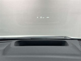 ヘッドアップディスプレイ(HUD)搭載。運転中、前方から視線を落外す必要がなく、安全に情報を把握しながら運転ができる機能です。
