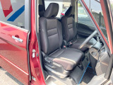 運転席まわりには十分なスペースがあり、大柄な方でもゆったり運転していただける環境です。
