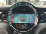 丸を基調としたMINIらしい運転席デザイン