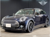 MINIのフロントグリルのデザインはイギリスで生まれた当初から、シルバーのサイドバーが折り重なった伝統的なデザインで御座います。その伝統はBMWのお車になってからでも少しずつ形を変えて守られております