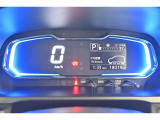 先進的なディスプレイ表示のスピードメーター。
