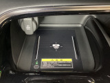 センターコンソールにはワイヤレス充電器を装備してます。Qi(チー)規格対応のスマートフォンなどを置くだけでワイヤレスで充電可能です。またスマートフォンの充電可能なUSB端子なども別途装備しています。