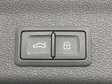 ●電動リアゲート:ワンタッチでリアゲートの開閉ができ、荷物などで両手が塞がっている状態でも簡単に開閉ができる便利機能です。