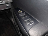 パワーウィンドウスイッチで運転席から全席の窓の開閉ができます。