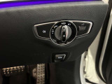 ステアリングボタンは、使いやすいデザインでございます。ステアリング付近のレバーや、ステアリングボタンで追従機能の操作も可能でございます。