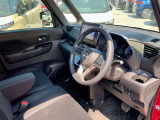 運転席も広々とゆったりしております。アームレストも装備しており快適にドライブしていただけます。