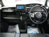 運転にかかわる様々な操作を安全に行えるように視点移動が少なく、操作性に配慮されたスイッチ類が凝縮されたコクピットです。