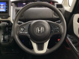 ハンドルにHondaセンシング系のクルーズコントロールやレーンキープアシストなどのスイッチと、オーディオの操作スイッチが装備されています。ハンドルから手を離さず安全に操作できます。