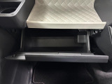 【グローブボックス】車検証入れ等の収納に便利です♪