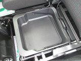 助手席下部には持ち運び可能な収納BOXを装備!