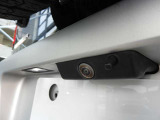 【360度サラウンドカメラ】 車の周囲360度の映像をタッチスクリーンに映し出すサラウンドカメラシステム。狭い場所での駐車はもちろん、縁石沿いの縦列駐車や交差点などで安全な取り回しをサポートします。