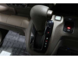 インパネシフトだから視線の移動も少なく足元もスッキリ♪運転席もゆったりしているのでゆとりを持ってドライブできますね!