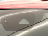 【スマートシティブレーキサポート】低速走行中に前方の車両等を認識し、衝突しそうな時は警報とブレーキで衝突回避と被害軽減をアシスト。より安全にドライブをお楽しみいただけます。
