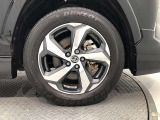 【純正アルミホイール】です!車両デザインに合わせてホイールをデザインしているため、見た目にもカッコイイアルミホイール♪洗車もラクチンで錆びません。