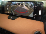360&deg;ビューモニターを搭載しています。パーキングセンサーと合せてお使いいただくことで、安全、安心にお車の取り回しを行っていただけます。
