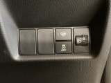 ハンドルの右側にはヘットライトリベライザーとVSA(ABS+TCS+横滑り抑制)の解除スイッチがついています。ヘッドライトリベライザーは道路状況や積荷の加重に応じてライトの高さを調節できます。