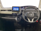 車内は光触媒抗菌消臭施工済です。インパネ周りはスタイリッシュなデザインで機能や装備も充実しています。グローブボックスやカップホルダーのほかにトレーなどたくさんの収納スペースが付いています。