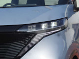 【LEDヘッドライト】悪天候や夜間走行時も良好な視界を確保し安心して運転できる高輝度LEDヘッドライトを装備!点灯速度が早く、消費電力も抑えられています。