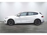 コンパクトなハッチバックながら、ロングノーズ・ショートオーバーハングのBMWらしい伝統的なスタンスを継承しています。