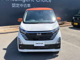 フロントガラスの上部には衝突軽減ブレーキの装置も付いており、より安全に運転を楽しんでいただくことができます。