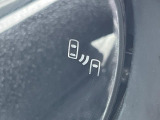 【ブラインドスポットモニター】走行中、ドアミラーの死角になりやすい箇所に後続車が接近するとサイドミラーのレンズに警告を表示!ドライバーに注意喚起をしてくれます。
