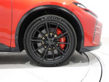 タイヤサイズは235/45R21のマットブラック塗装純正アルミホイールです。フロントのブレーキはレッド塗装の対向6ピストンアルミキャリパーが装着されており高い制動力を発揮します!