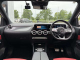 赤革内装と10.25インチディスプレイを備えた、先進的で上質な運転席です。