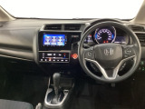 車内は光触媒抗菌消臭施工済です。スタイリッシュなデザインでスポーティなインパネ周りを演出します。グローブボックスやカップホルダーのほかにトレーなどたくさんの収納スペースが付いています。