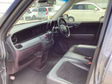適度なホールド感のあるフロントシートは疲れにくく長時間の運転でもしっかりサポートします。ベンチタイプですので横移動も楽々。