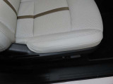 運転席は、細やかな調整が可能なパワーシートになっています。2ポジションメモリーが可能ですので、運転手交代に備えて2名分のポジション登録がお奨めです。
