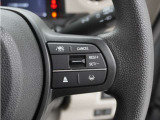 ◆アダプティブクルーズコントロール◆予め設定した車速内でクルマが自動的に加減速。前走車との適切な車間距離を維持しながら追従走行します。【LKAS】車線維持支援システムでステアリング操作を支援。