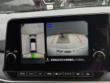 真上から見下ろすような映像で、車庫入れや縦列駐車時に、自車と駐車位置の関係をひと目で確認でき、スムースな駐車をサポート。動く物を検知してお知らせすることで、発進時の安全確認もサポートします。