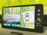 【マルチビューカメラシステム】専用のカメラにより、上から見下ろしたような視点で360度クルマの周囲を確認することができます☆死角部分も確認しやすく、狭い場所での切り返しや駐車もスムーズに行えます。