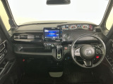 【前方視界】開放的な前方視界!運転がしやすく疲れにくいです♪窓が大きく、見通しがとっても良いおクルマですよ♪