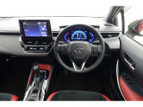 スポーティームード溢れる運転席周りですね。 クイックなドライビングに対応できるよな運転席回りになっています。 ドライブがますます楽しくなりますね!