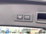 【パワーバックドア】スマートキーや運転席のボタンを押すだけでリアゲートが自動で開閉します!荷物を持っている時や、高い位置にあるバックドアを閉める際に便利な機能です♪